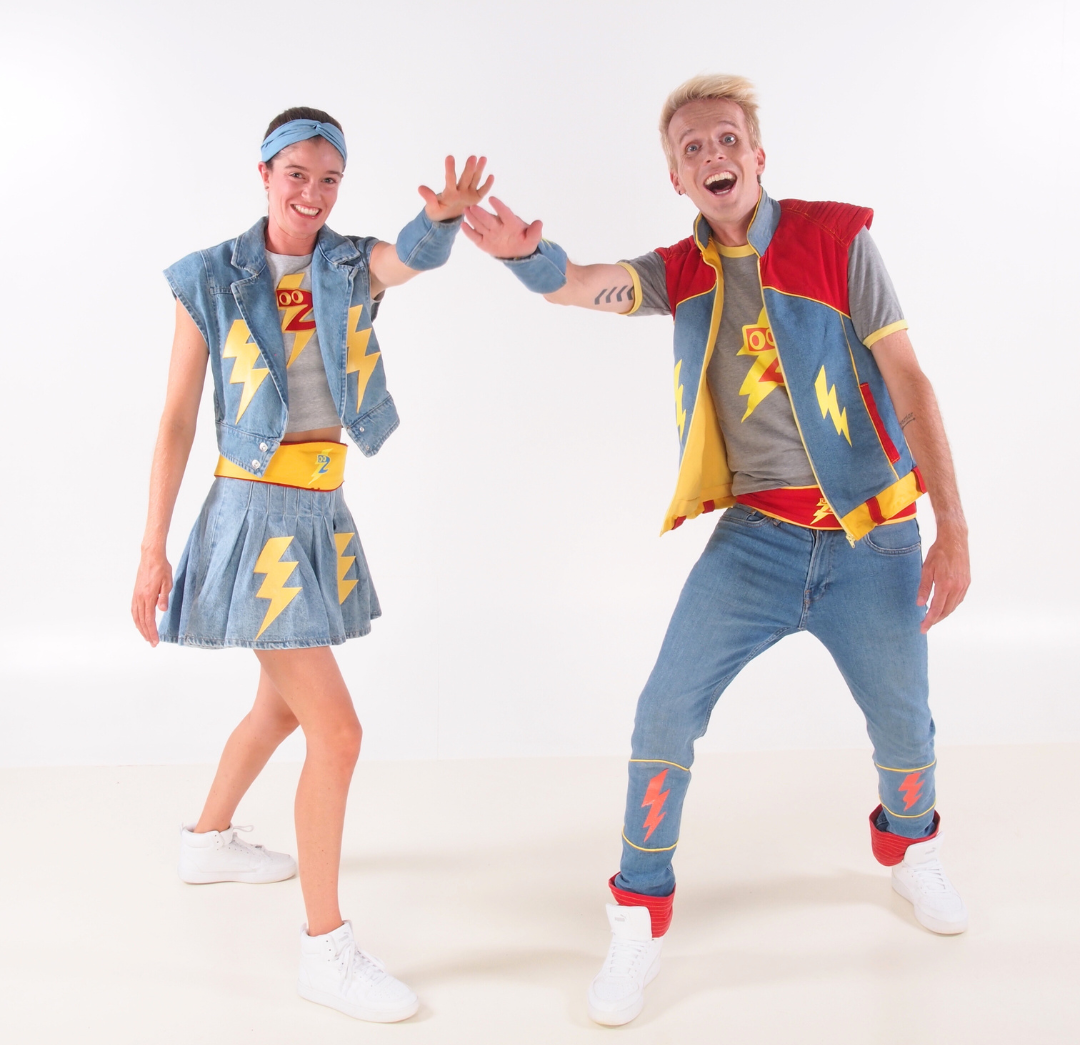 BlitZ met superhelden Pieterjan en Justine tijdens liveshow voor kinderen – kleurrijk podium met muziek, dans en interactie via Dream Animations