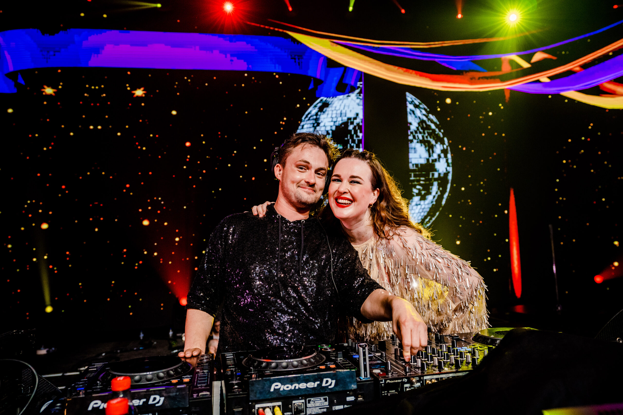 Dorothee Vegas & Like Maarten achter de draaitafels tijdens een foute party DJ-set vol dans, meezingers en show