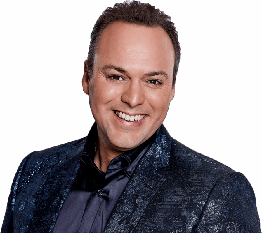 Frans Bauer zingt live op het podium tijdens een optreden vol meezingers, levensliederen en een lachend, dansend publiek