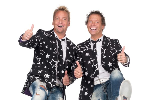 De Gebroeders Ko live op het podium met een feestelijk optreden vol bekende meezingers en publieksinteractie