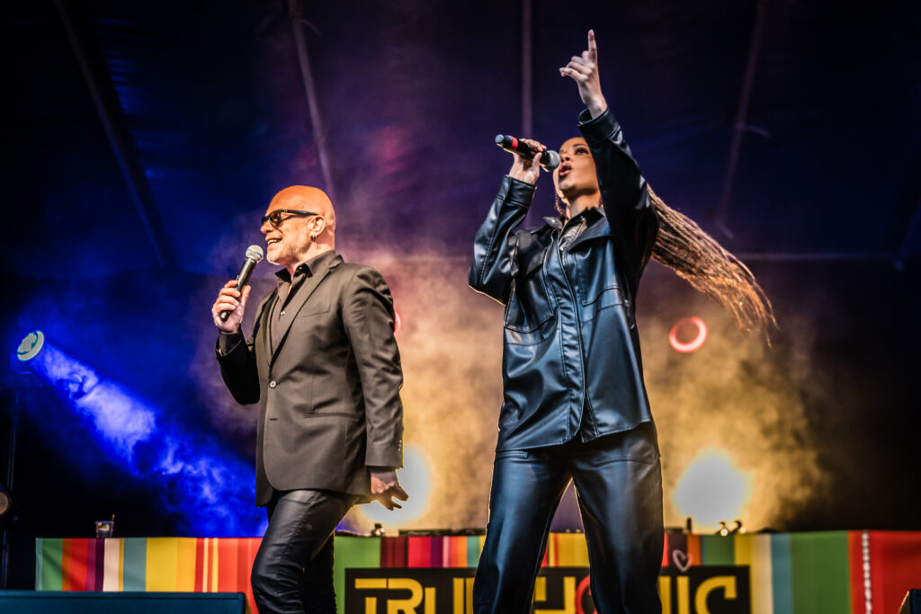 Truephonic live on stage met DJ Crazy Sir G, Coco Jr. en Sandrine tijdens een energiek optreden op event