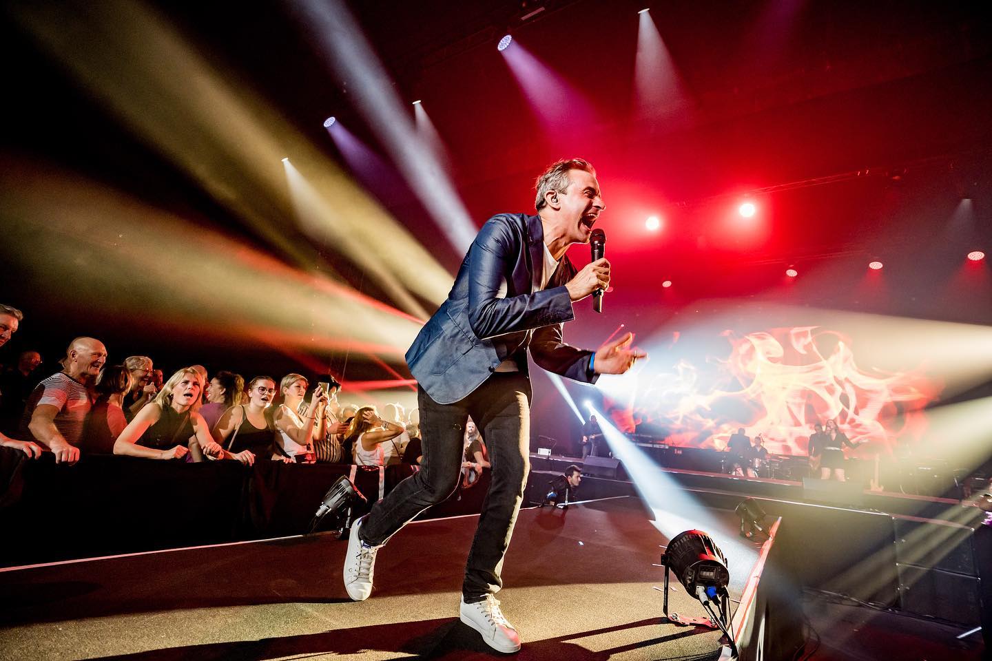 Wim Soutaer zingt live op het podium met passie en uitstraling tijdens een optreden vol Vlaamse hits