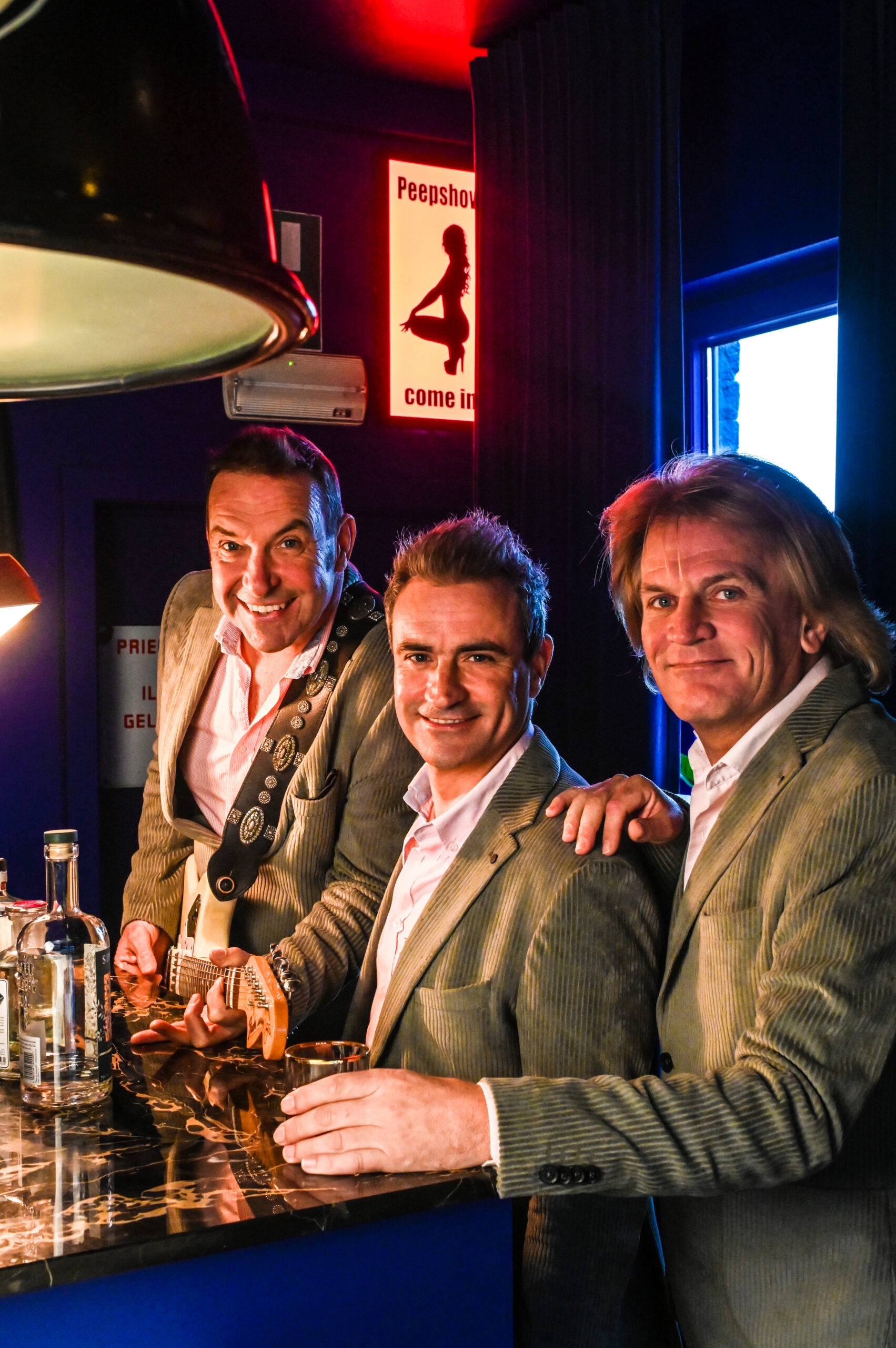 Soulbrothers live op het podium met zes muzikanten, dansend publiek en een dynamische show vol soul en energie