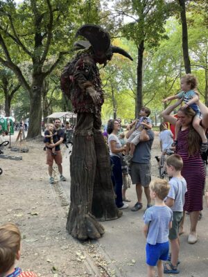 Steltloper EA VARNA – een 4 meter hoge vriendelijke reus in natuurkostuum tijdens een evenement