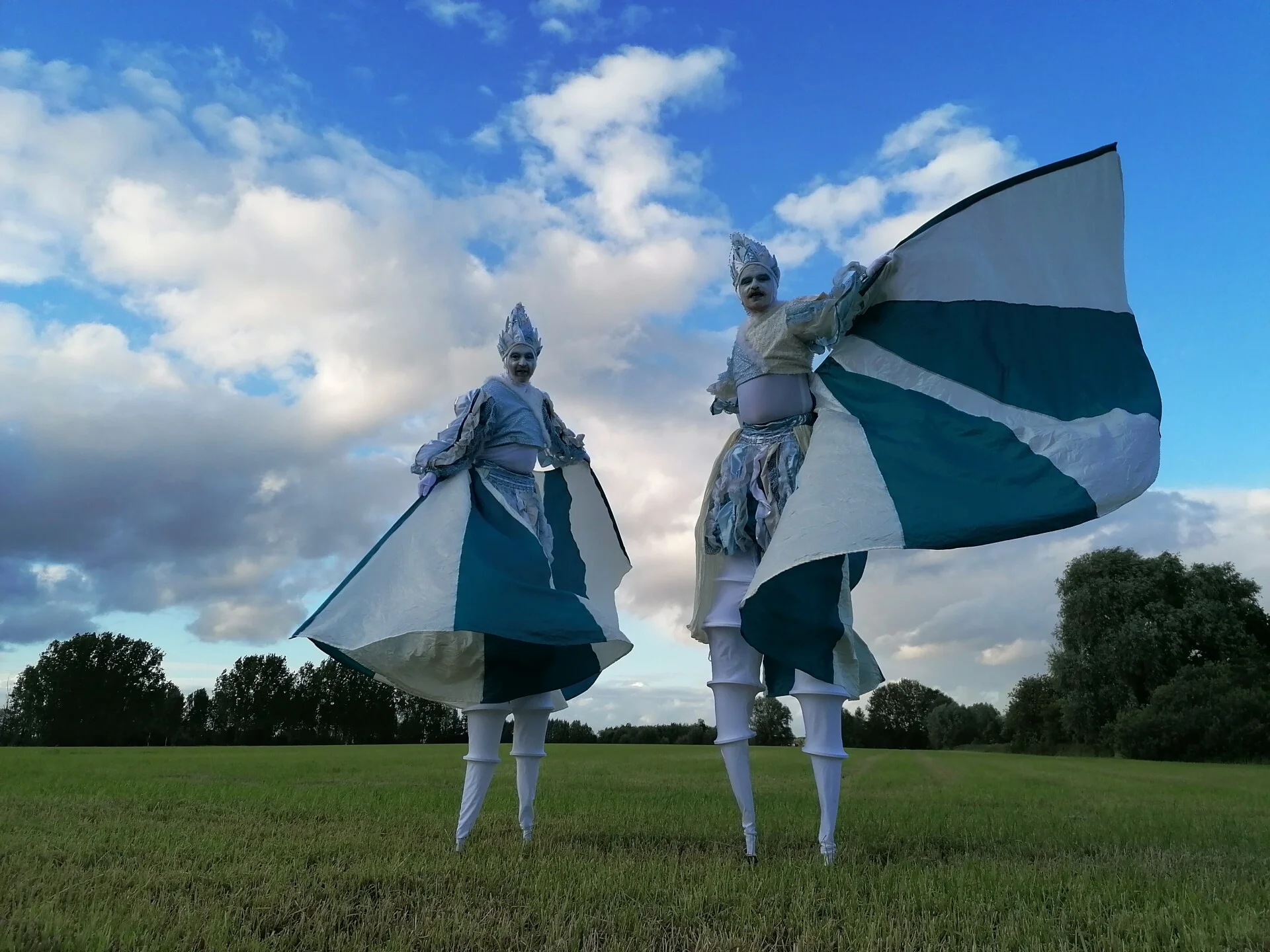 Twee steltenlopers brengen mime en muziek tijdens winterevenement