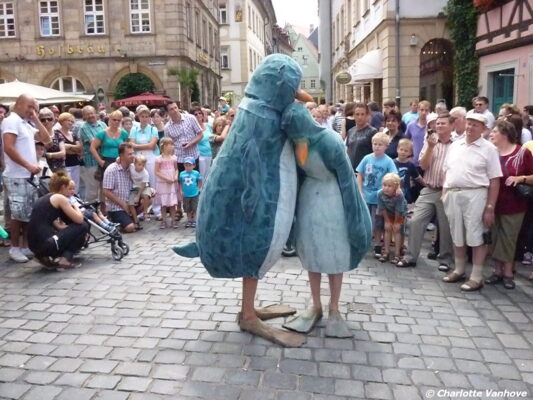 Hernest & Zamiel brengen visueel betoverende straatanimatie tijdens een cultureel evenement
