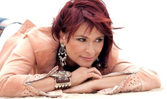 Lisa del Bo zingt live op een sfeervol podium tijdens een optreden met Dream Animations