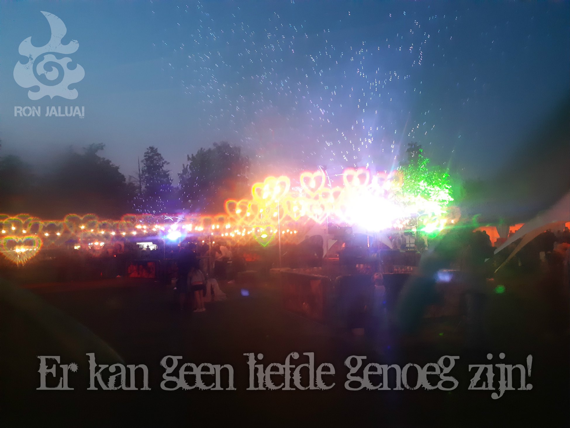 Romantische vuur- en lichtshow met bellen, laserlichten en vurige performers bij zonsondergang