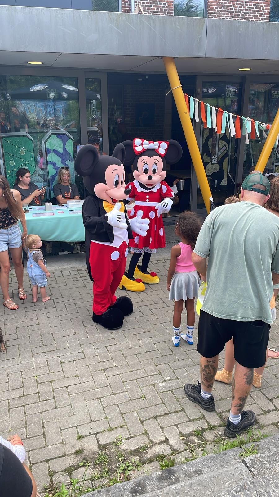 Magical Mouses Duo begroet kinderen tijdens een meet & greet op een vrolijk evenement