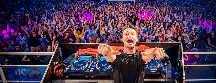 Qmusic DJ Maarten Vancoillie draait live muziek op een event – DJ-set met sfeer en publiek