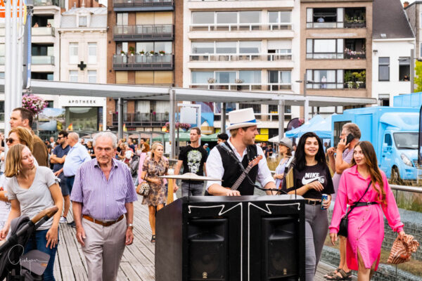 Kanza Mees speelt live muziek op mobiele Music Box tijdens straatevenement