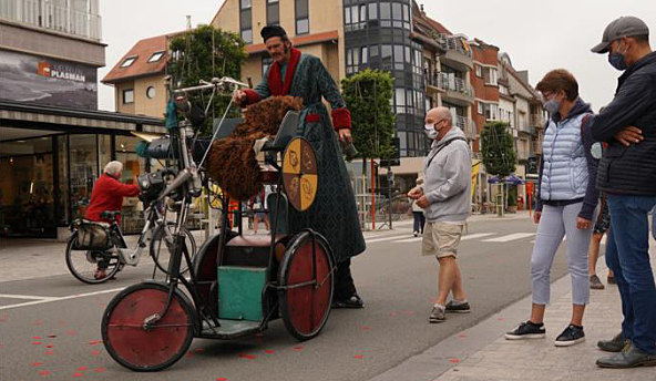 Professor Kazimir met zijn rolwagen en Rad der Wijzen tijdens interactieve straatanimatie