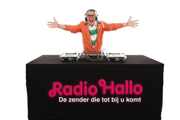 Radio Hallo met DJ Simpson achter de draaitafels tijdens een komische discoshow vol sfeer en interactie
