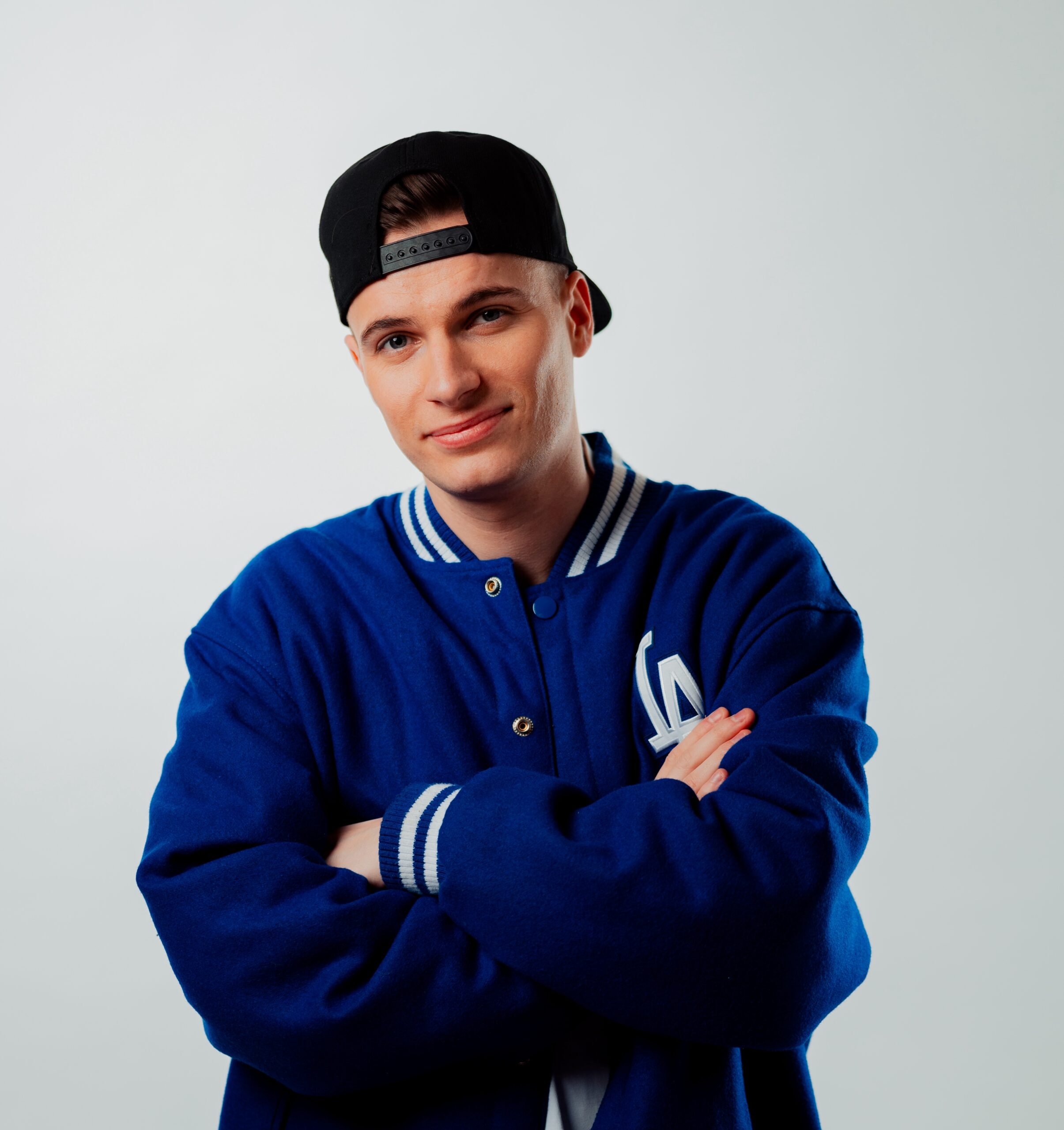 DJ 5napback live on stage tijdens een festival, energiek achter de draaitafel met dansend publiek.