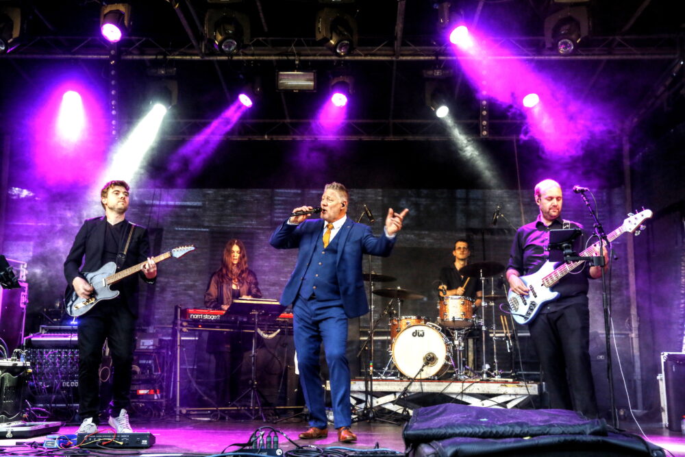 Coverband Ontpopt live boeken bij Dream Animations – dé band voor Nederlandstalige hits en een spetterend feest op elk event.