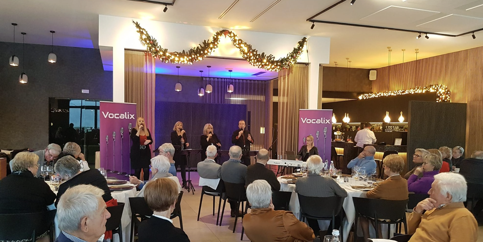 De vocale groep Vocalix brengt een live optreden met meerstemmige zang tijdens een stijlvolle ceremonie.
