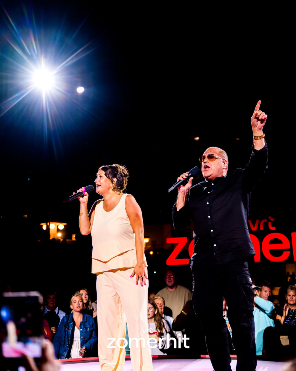 Touch of Joy live on stage – Sandy Boets & Sergio Quisquater stralen tijdens een spetterend optreden vol dans en muziek.