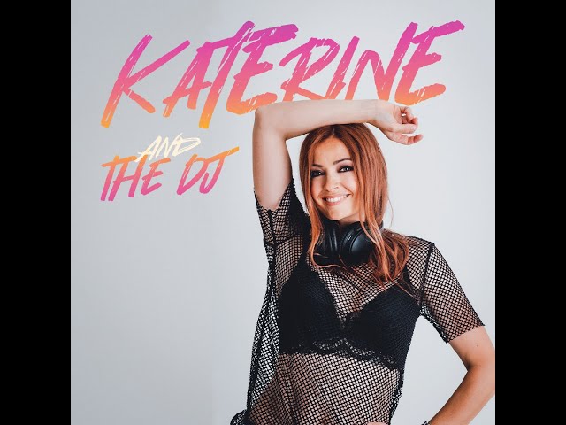 Katerine & The DJ live op het podium met kleurrijke lichten, zingend en draaiend voor een feestend publiek.