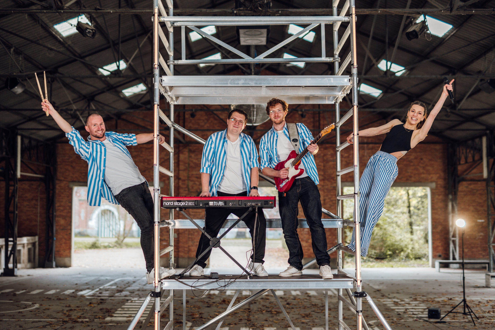 “Band op Stelten live op verhoogde stellage – boek deze unieke band voor festivals, feesten en events via Dream Animations.”