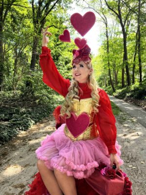 Mobiele liefdes zangeres vol glitter, franjes en hartjes die een romantische serenade zingt tussen het publiek, te boeken via Dream Animations.