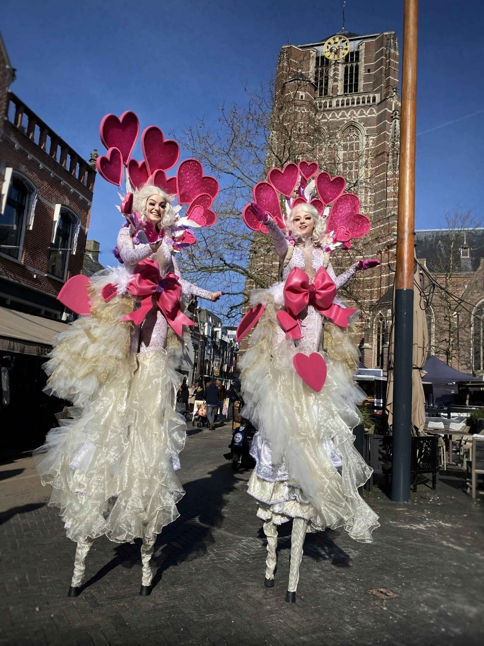 Harten Liefjes, twee romantische harten steltenlopers in roze kostuums, te boeken via Dream Animations.