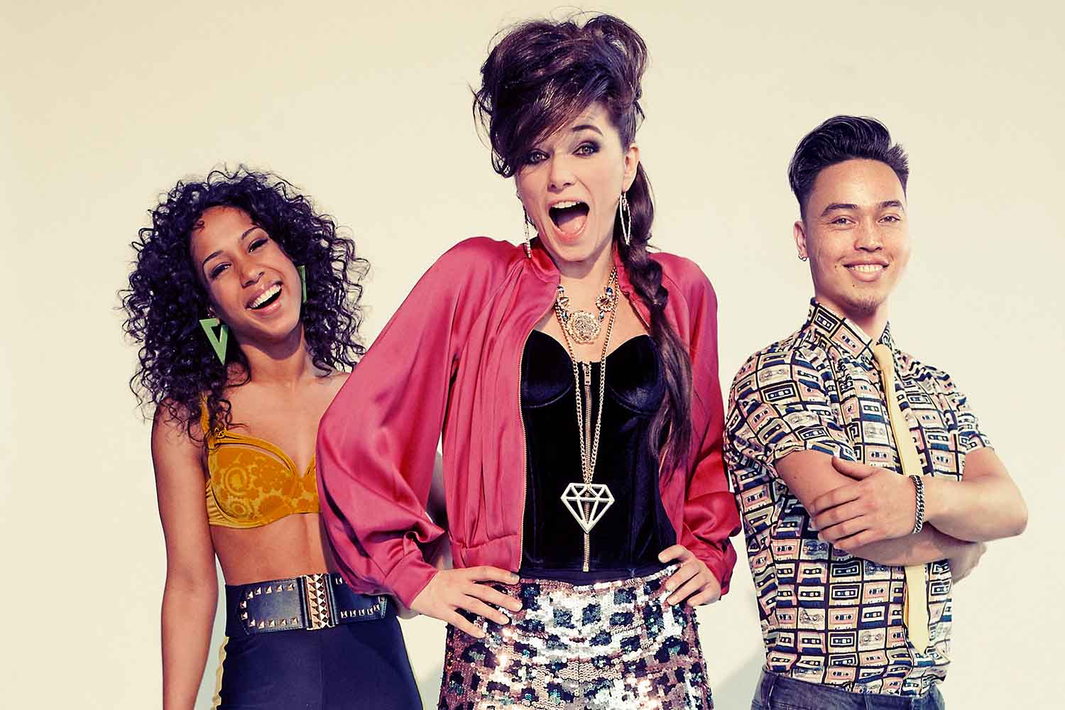 Alice DJ met frontvrouw Ilona die live “Better Off Alone” brengt op een dansend 90’s/00’s-party-publiek.