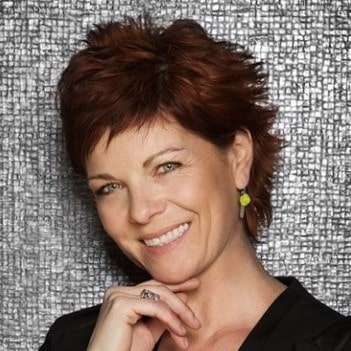 Geena Lisa met haar twee zangeressen van GEENA & THE LISA’s en liveband op het podium tijdens een energieke girlpower-show, te boeken via Dream Animations.