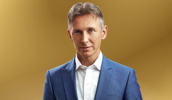 Helmut Lotti die met zijn rockband live rock-’n-roll classics brengt tijdens een zomers festival, te boeken via Dream Animations.