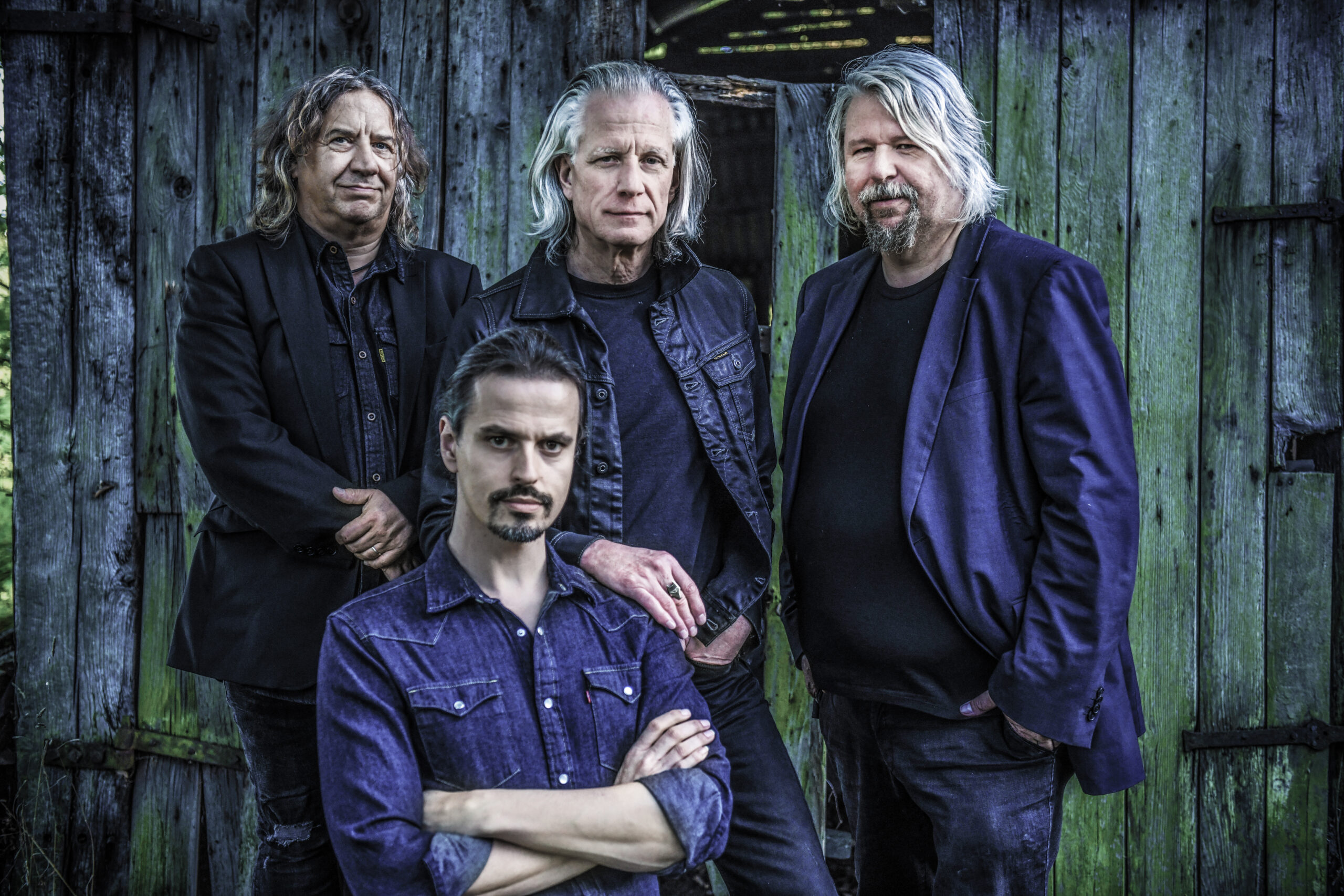 Guy Swinnen die samen met de Guy Swinnen Band live op het podium een energieke rock-’n-roll show speelt, te boeken via Dream Animations.