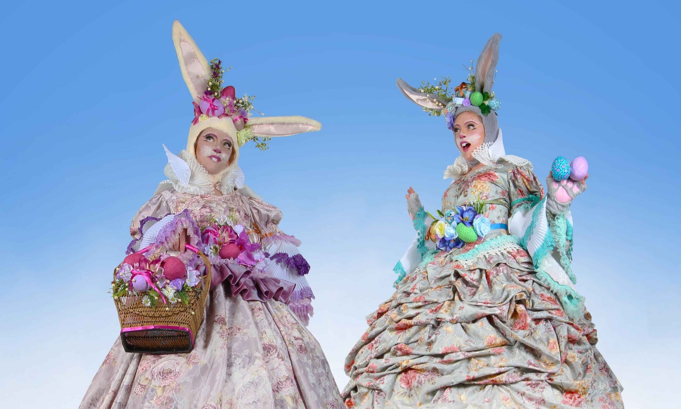 Vrolijke paasact met stelten en paaseitjes