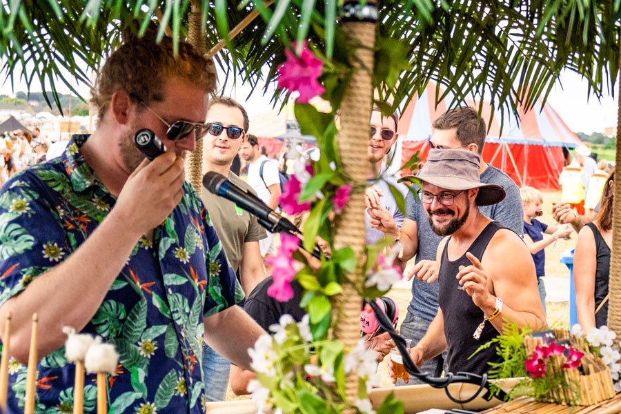 Zuiders getinte mobiele muziekact op event