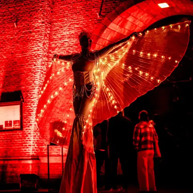 Boek de Chique Luminous White Steltenlopers bij Dream Animations – elegante witte steltlopers met LED-vleugels voor stijlvolle events en bruiloften.