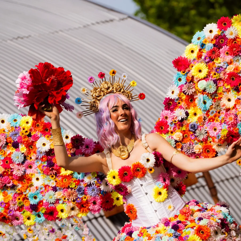 Bloemen steltenlopers in kleurrijke kostuums tijdens straatanimatie op festival of evenement